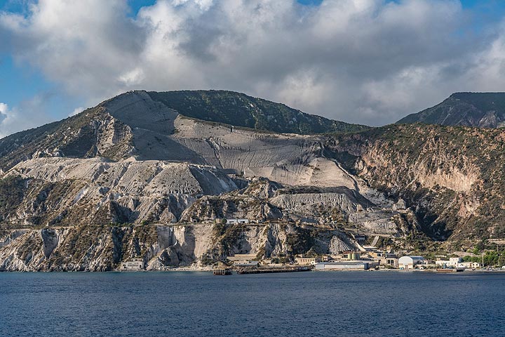 Le ferry passe devant les carrières de pierre ponce de Lipari, de renommée mondiale. (Photo: Markus Heuer)