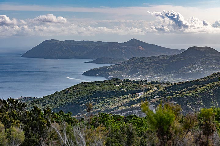 Blick vom Monte Pilatus auf Lipari auf die Insel Vulcano im Hintergrund. (Photo: Markus Heuer)