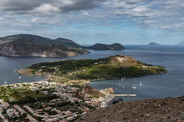 View towards the peninsula Vulcanello from the crater rim of Fossa volcano (Vulcano Island). (Photo: Markus Heuer)