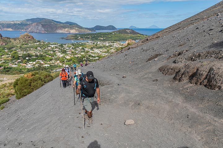 Randonnée sur le sentier jusqu'au bord du cratère de Fossa. (Photo: Markus Heuer)
