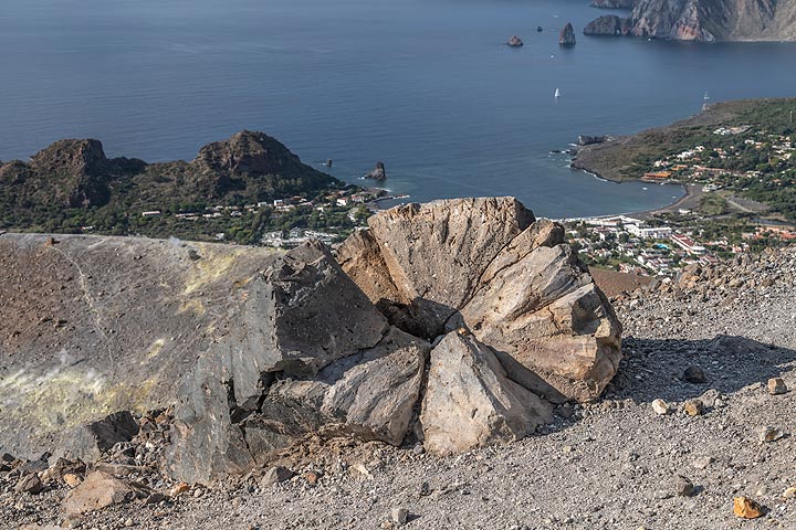 Bombe en croûte de pain sur le bord du cratère du volcan La Fossa (Photo: Markus Heuer)