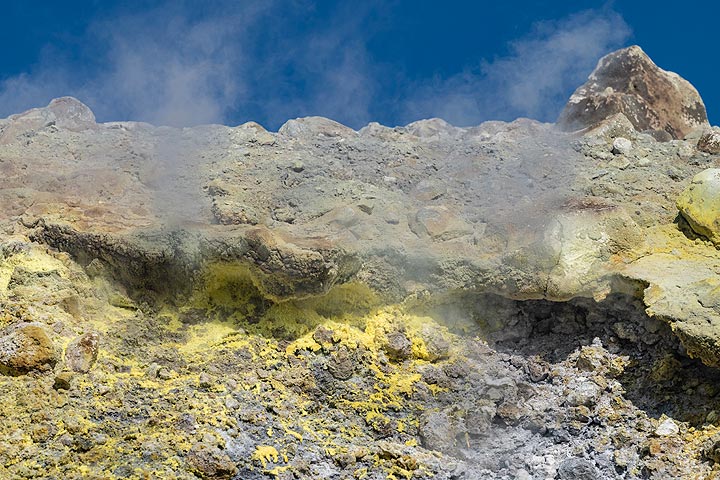 Fumaroles on the crater rim of Fossa (Photo: Markus Heuer)