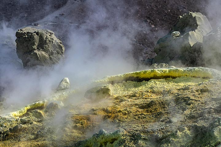 Steam from the fumaroles (Photo: Markus Heuer)