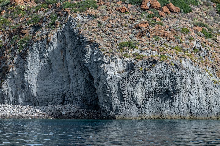 Cliffs of Cala Junco bay on Panarea (Photo: Markus Heuer)