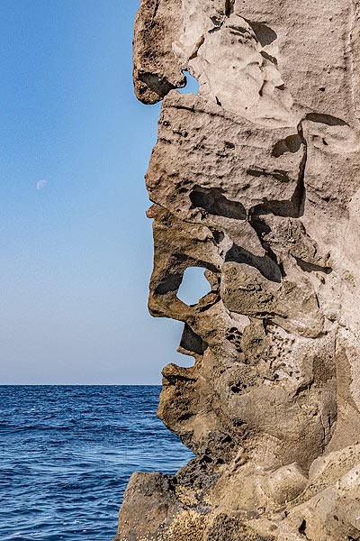 „Picasso“-Gesicht auf der Klippe der Insel Strombolicchio (Photo: Markus Heuer)