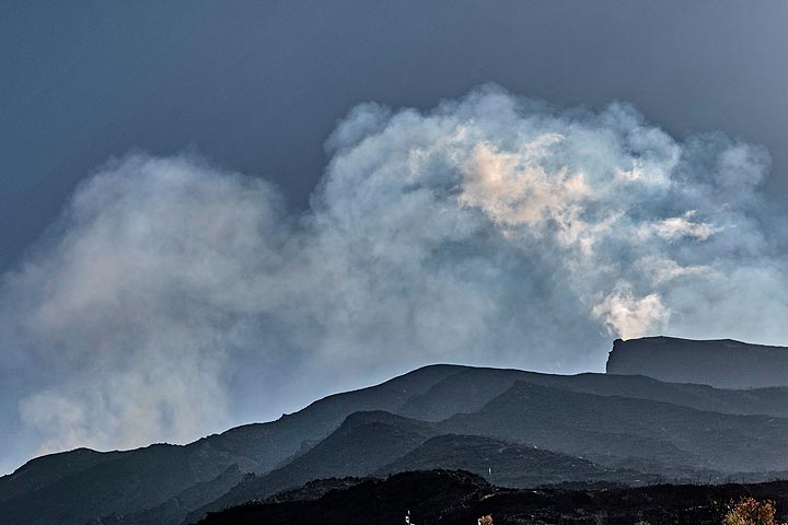 Blick auf die Gipfelregion des Stromboli mit vielen vulkanischen Gasemissionen aus den aktiven Kratern. (Photo: Markus Heuer)