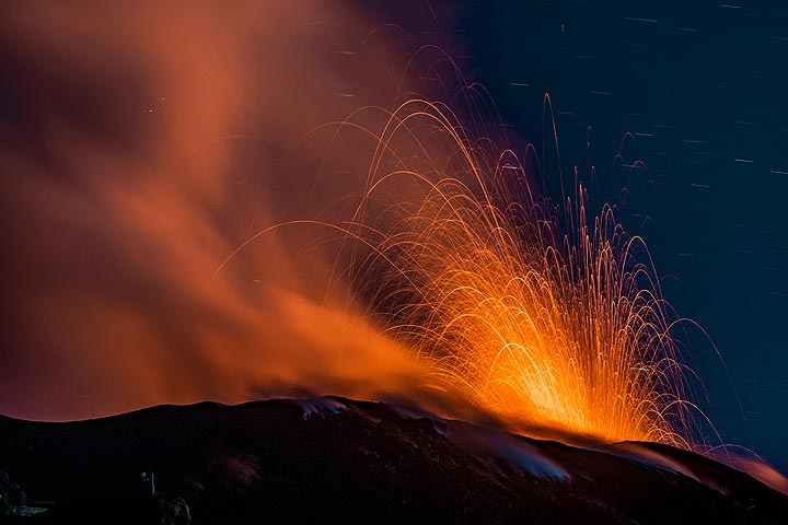 Eruption of the western vent (Photo: Markus Heuer)