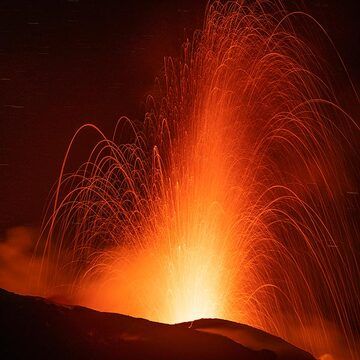 Strombolian eruption (Stromboli volcano, Italy) (Photo: Markus Heuer)