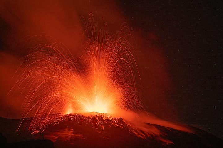 Strombolianischer Ausbruch aus dem östlichen Schlot (Photo: Markus Heuer)