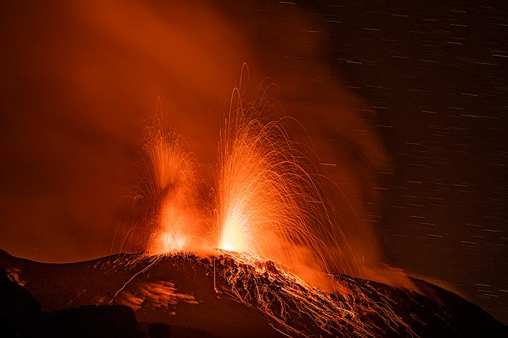 Éruptions stromboliennes de deux des évents orientaux (Photo: Markus Heuer)