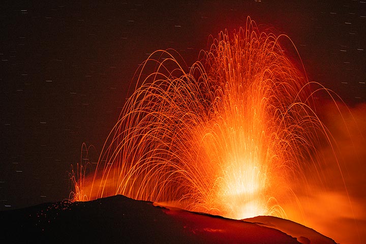 Puissante éruption de l'évent du cratère central/ouest (Photo: Markus Heuer)