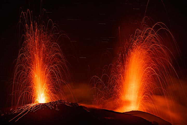 Eastern and western vents erupting at the same time. (Photo: Markus Heuer)