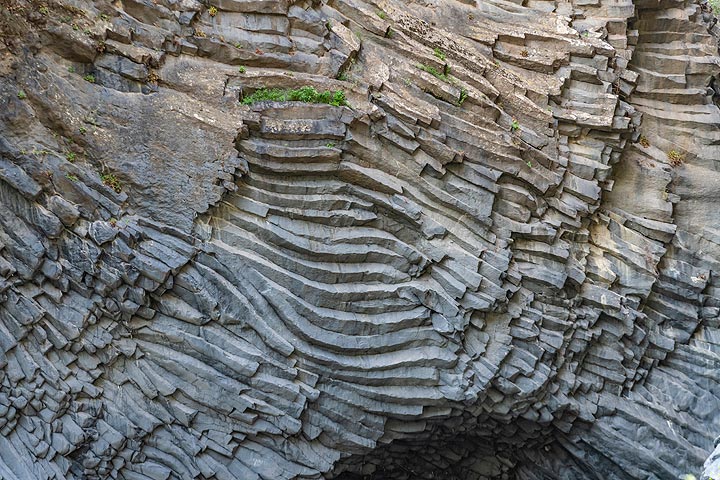 Lava columns at the Alcantara gorge (Photo: Markus Heuer)