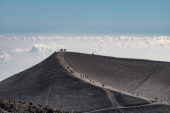 People walking on the rim of the 2002 crater of Etna (Photo: Markus Heuer)