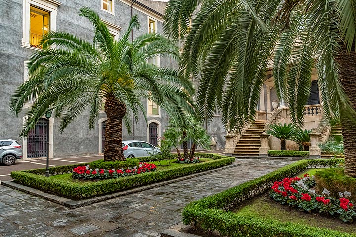 Small courtyard in Catania (Photo: Markus Heuer)