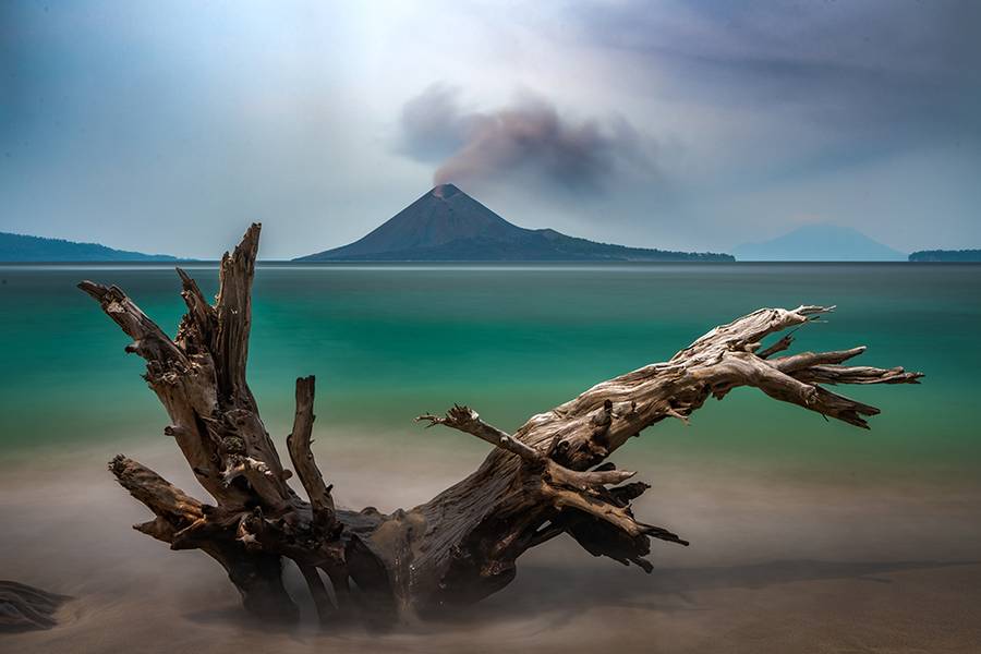 Ash emission from Krakatau seen from the beach on Rakata Island (Photo: Markus Heuer)