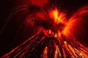 Violent night-time eruption of Anak Krakatau volcano (Oct 2018) (Photo: Markus Heuer)