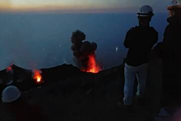 Touristen auf dem Gipfel des Vulkans Stromboli (Italien), August 2013 (Photo: Martin Hertel)