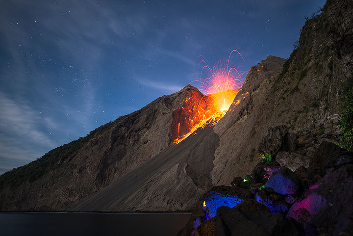 Éruption à Batu Tara la nuit (juillet 2015) (Photo: MartinSiering)