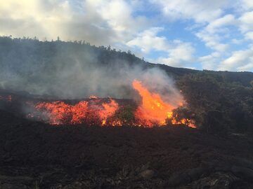Une grande coulée de lave a'a descend du pali, brûlant des parties du kipuka restant dans la subdivision Royal Gardens. (Photo: Michael Dalton)