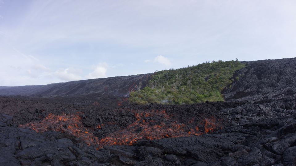 Wide-angle view of the lava flow arriving in the coastal plain. (Photo: Michael Dalton)