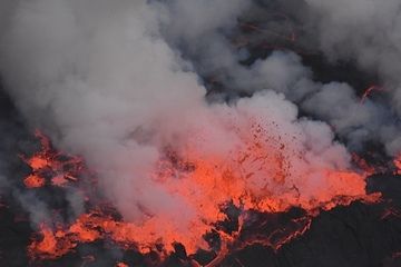 Heftige Entgasung an der Oberfläche des Lavasees (Photo: Michael Wareham)