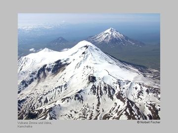 Zimina (foreground) and Udina volcanoes (Kamchatka) (Photo: Norbert Fischer)
