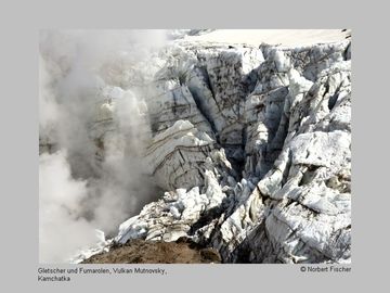 Gletscher und Fumarolen am Vulkan Motnovsky (Kamtschatka) (Photo: Norbert Fischer)