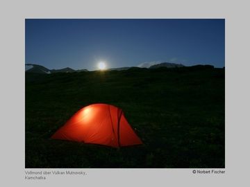 Tent with full moon over Mutnovsky volcano (Kamchatka) (Photo: Norbert Fischer)