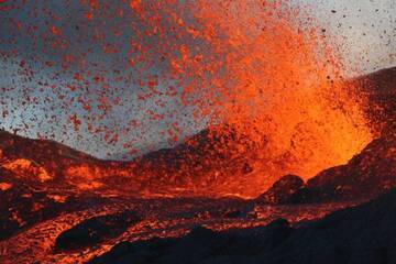 Lavafontäne vom Ausbruch des Vulkans Piton de la Fournaise wenige Stunden nach dem Start am 15. September 2018 (Photo: Patrick Barois)