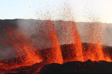 Curtain of lava fountains from the eruption at Piton de la Fournaise volcano few hours after the start on 15 Sep 2018 (Photo: Patrick Barois)