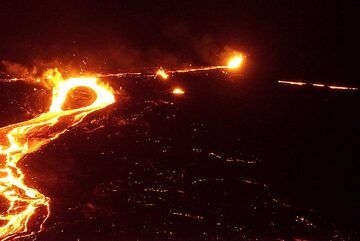 Vue nocturne du trop-plein ouest (16 janvier au soir). En arrière-plan à droite, une autre coulée de lave est visible : "Dans l'après-midi, deux autres rivières de lave sont apparues sur le flanc SW (la longueur est d'environ 500 m)." (Richard) (Photo: Paul Reichert)