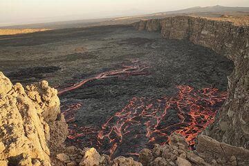 Am Nachmittag (17. Januar) haben Lavaströme auf der SW-Seite einen Großteil des westlichen Caldera-Bodens bedeckt und dringen in den größeren, sanft abfallenden südlichen Teil der ovalen NW-SW-orientierten Caldera von Erta Ale ein. (Photo: Paul Reichert)