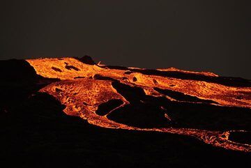 The lava overflows continue all day (17 Jan), producing spectacular views in the evening. (Photo: Paul Reichert)