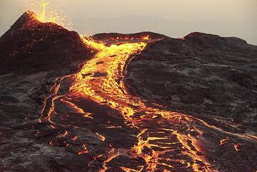 Nahaufnahme der Spritzer am durchbrochenen Rand des überlaufenden Lavasees und des Lavaflusses. (Photo: Paul Reichert)