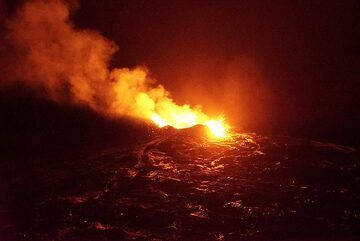 Intense lava glow illuminates the scene (night of 19 Jan) . (Photo: Paul Reichert)