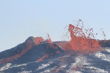 On 18 Jan 2017 the activity continues to produce some overflows, but is impressive because it shifts to produce fountains 10-15 m high. "It is highly pressurized and the northern edge of the molten lava lake is surrounded by an embryonic cone, built by fountaining activity." (Enku) (Photo: Paul Reichert)