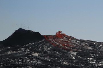 19 Jan morning: After a night of continuous strong spattering, a new cone has formed at the northern end of the lava lake. (Photo: Paul Reichert)