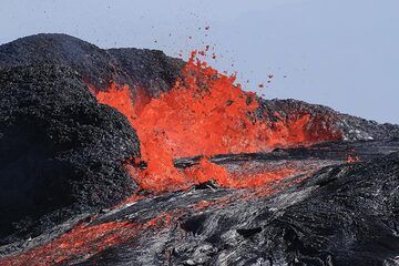 Gros plan d'une violente phase de fontaine à l'extrémité nord du lac de lave, où les projections de liquide s'accumulent rapidement pour former un nouveau cône. (Photo: Paul Reichert)