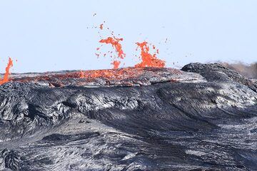 19 janvier : « L'activité était la même que la veille – de grandes fontaines avec des coulées de lave sporadiques atteignant 500 m et le niveau du lac fluctuant +-15 m. Nous étions tellement fatigués de l'observation de la lave que nous avons commencé à regarder les flancs extérieurs de l'Erta Ale. ." (Richard) (Photo: Paul Reichert)