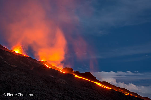 Der Eruptionsspalt und der neue Lavastrom. (Photo: Pierre Choukroun)