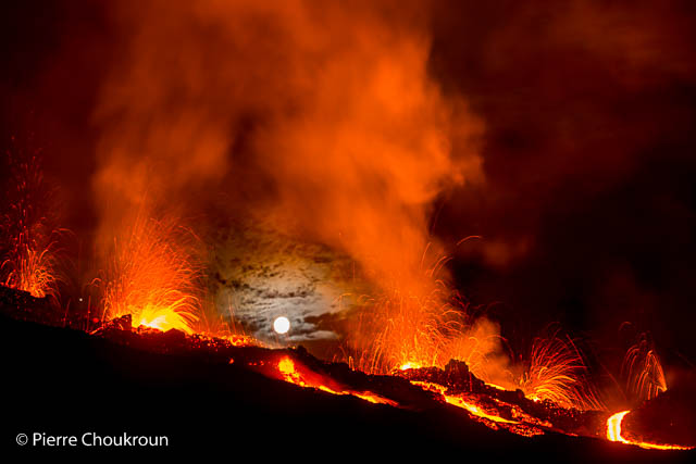 Eruptionsspalte und Vollmond. (Photo: Pierre Choukroun)