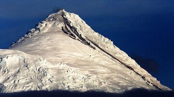 Vulcano Heard Island in eruzione con colate di lava scura sulla neve, novembre 2015 (Photo: Richard Arculus)