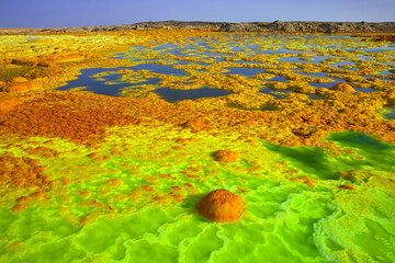 Formations de sel vert et orange et étangs colorés à Dallol (désert de Danakil, Éthiopie). (Photo: Roland Gerth)