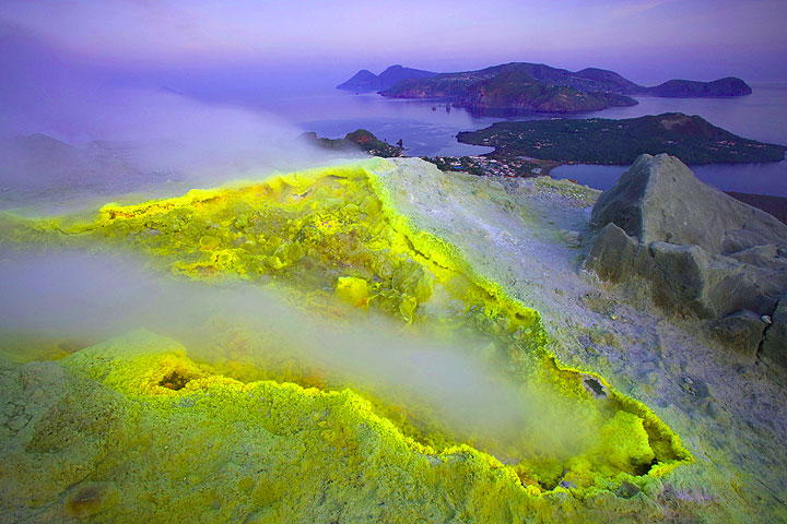 Fumarole at Vulcano's crater (Eolian Islands, Italy) (Photo: Roland Gerth)
