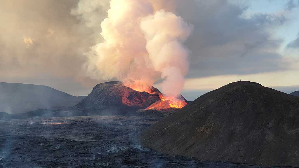 Début d'un épisode de fontaine au niveau de l'évent principal (Photo: Ronny Quireyns)