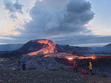 At the end of a fountaining episode, large surface flows are expanding at the feet of the cone (Photo: Ronny Quireyns)