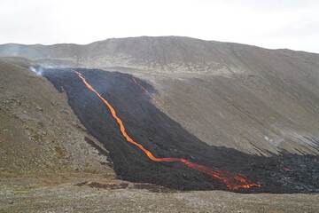 Narrow active lava channel in the center of a wider flow. (Photo: Ronny Quireyns)