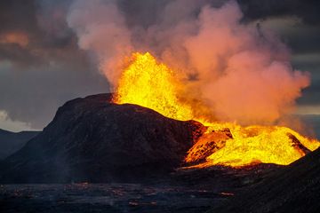 Lava fountain in the evening (Photo: Ronny Quireyns)