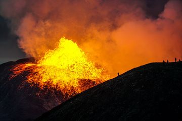 Night-time impression with silhouettes of lava watchers (Photo: Ronny Quireyns)
